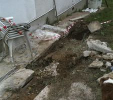 Voici le chantier le long de la maison pour aller au vide sanitaire