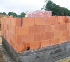 Pose des premières briques