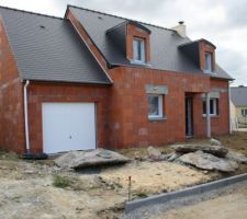 Nos beaux blocs de béton offert par l'équipe de maçonnerie, qui heureusement pour nous, ont été retirés par le terrassier et non entérrés.