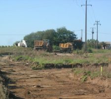 Les engins de chantiers, remarquez la différence entre la campagne et la civilisation pour les tracteurs ;-)