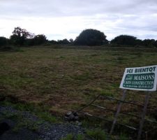 Terrain tout propre apr&egrave;s d&eacute;broussaillage. 1940m&sup2;. Terrain viabilis&eacute;, libre de constructeur.