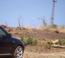 Le terrain nu il est au sommet d'une petite colline