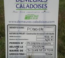 La pose du panneau, moment important .... Bon on va vite oublier que le constructeur a "oublié" qu'on fait la maison a deux ....