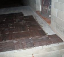 Pose du carrelage de la terrasse en cours...