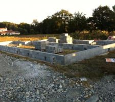 Premiers rangs de parpaing ...