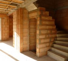 Maçonnerie de la cloison de l'escalier du RDC