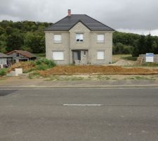 Tranchée fondations du muret devant la maison creusée, la terre servira pour le remblaiement