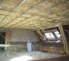 A l'etage. On peut voir au sol, les 1ers rails pour les cloisons