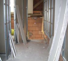 Couloir, en face des escaliers