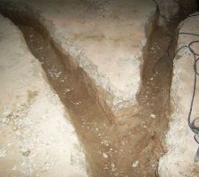 En creusant,on a trouvé sous la dalle existante, un reste d'un ancien mur. Peut etre que si on continue a creuser, on va trouver un trésor?!?