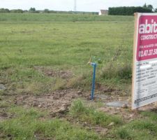 LE terrain est viabilisé en eau. Il y avait les eaux pluviales, Véolia a ajouté l'évacuation pour les eaux usées.
