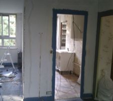 Cuisine : Bout de murs à tomber, Vue depuis le salon