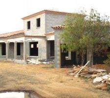 Une vue d'ensemble, prise de l'entr&eacute;e du terrain