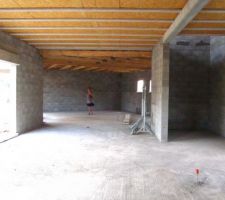 L'int&eacute;rieur : le s&eacute;jour pris de la cuisine