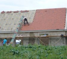 Pose des tuiles toujours en cours, sympa cet ascenceur pour tuiles
