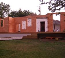 Les murs sont presque finis.
Il manque les chainages.