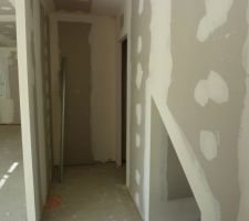 Entrée (Futur vestiaire et WC au fond) rangement sous escalier