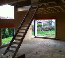 La vue du salon / salle à manger, et son escalier provisoire...