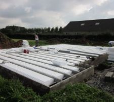 Pose de l'isolant pour la dalle et des évacuations et arrivée d'eau