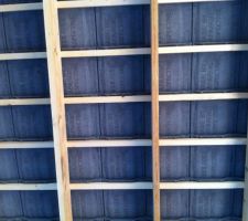 Les tuiles, vues du dessous (charpente trahi dans le garage )