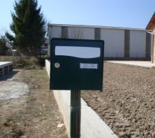Pas encore de murs mais déjà une boîte au lettre ;-)