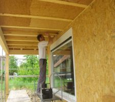 Pose de la laine sur la partie extérieur de la terrasse. La couverture de la terrasse étant un prolongement de l'étage nous avons du poser de la laine de bois sous cette partie.