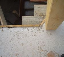 Poteau qui aurait du etre plus à gauche donc dans le trou !