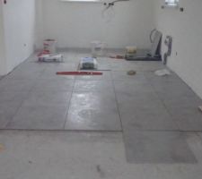 D&eacute;but du carrelage dans la cuisine