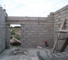 Le garage avec vue sur la porte de service