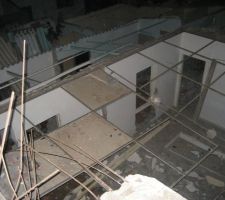 Prise de vue de la terrasse surplombant la maison ....