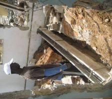 Mon macon Ousmane en train de construire ses fondations de mur
