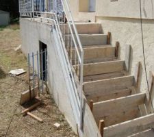 Coffrage de l'escalier extérieur, vue de profil