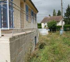 Vue de la terrasse donnant que l'escalier extérieur avant travaux et avant tondeuse :)