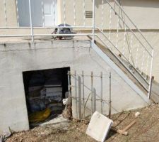 Escalier coffré et grille donnant accès sous l'escalier