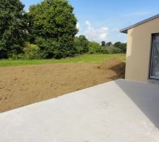 Vue sur le jardin depuis la terrasse sud ! il est 12h...