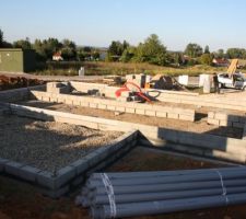 Aujourd hui les ma&ccedil;ons ont mont&eacute; les agglos du vide sanitaire, nous discut&eacute; 0 mn avec leur patron, qui semble tr&egrave;s s&eacute;rieux.Lundi ils doivent mettre en place les tuyauw d'&eacute;vacuation, je dois y aller le matin afin de mettre en place quelques gaines.