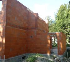 L'arrière de la maison (côté nord) et la porte du garage donnant sur le jardin