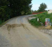 La terre qui s'accumule au droit du lot 34.Sur la droite au bord de la route ,la pluie ravine la bute de terre sur laquelle la route est posée !! Aïe !!