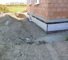 Remblaiement - Egalisation autour de la maison en prévision de la pose de l'échafaudage