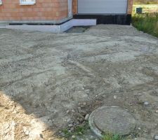 VRD - Tranchée des canalisations et des gaines remblayée   égalisation du terrain