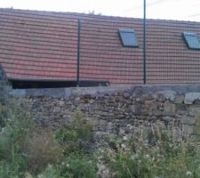 Sur la photo, on ne se rend pas compte car l ya encore une bute de terre recouverte de mauvaises herbes, mais le haut du mur est a 2m du sol et le grillage fait 1.80 de hauteur!!!!