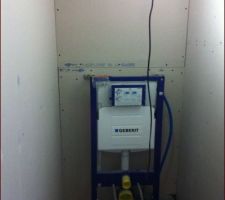 Cloison arr. des toilettes suspendus