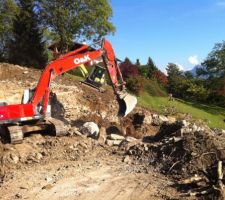 à l'est, avec la pelleteuse de 25T