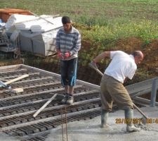 Un peu du materiel de merde qu ils ont et pas de regle en alu pour tirer le beton juste une en bois 
je sais pas ou cofidim va chercher ses artisans 
la honte