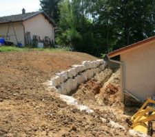 Préparation pour la pose du second drain à l'arrière de la maison