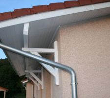 Frisette pvc et t&ocirc;le laqu&eacute;e blanche sur la partie avant de toiture