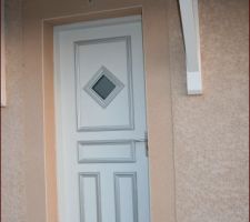 Porte d'entr&eacute;e apr&egrave;s peinture