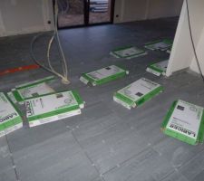 Cuisine plus sejour.... les carton ne sont pas pour jouer a la marelle c'est juste pour d&eacute;limiter ceux qui sont pos&eacute;es fraichement!