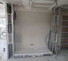 Habillage pour les  colonnes de cuisine(four frigo rangements) avec niche deco de chazque cote