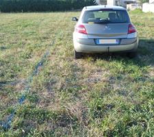 Traçage de la maison sur le terrain, la voiture dans le garage.